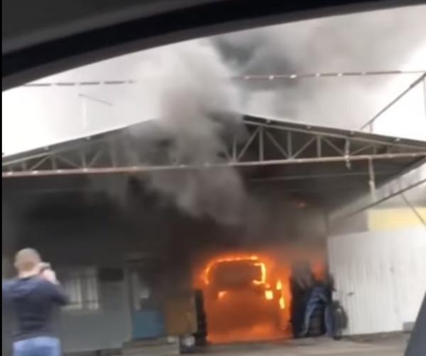 В «шиномонтажке» Пятигорска сгорела машина